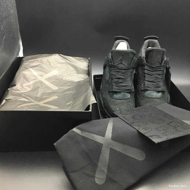 Trendy 922 4 Kaws Jordan 930155-001 Retro Black 0606